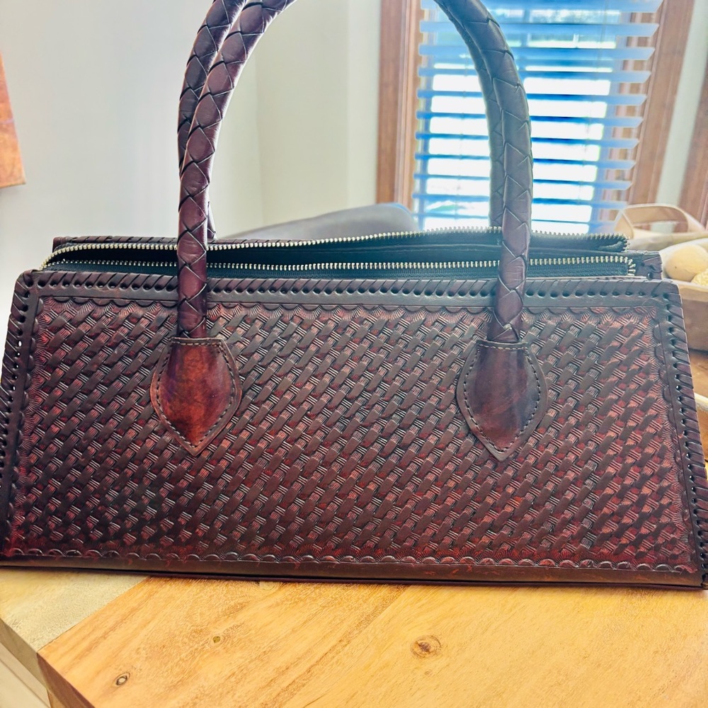 Elegant Floral Embossed Leather Handbag - Picture 3 of 9